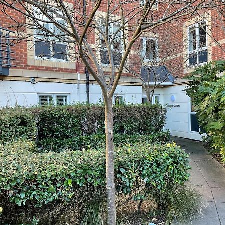 Апартаменты Modern 2 Bed Apt In Egham High Street, With Private Parking And Wifi Экстерьер фото