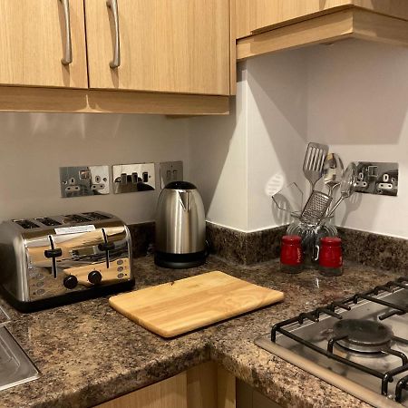 Апартаменты Modern 2 Bed Apt In Egham High Street, With Private Parking And Wifi Экстерьер фото