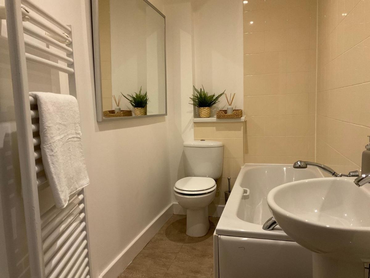 Апартаменты Modern 2 Bed Apt In Egham High Street, With Private Parking And Wifi Экстерьер фото