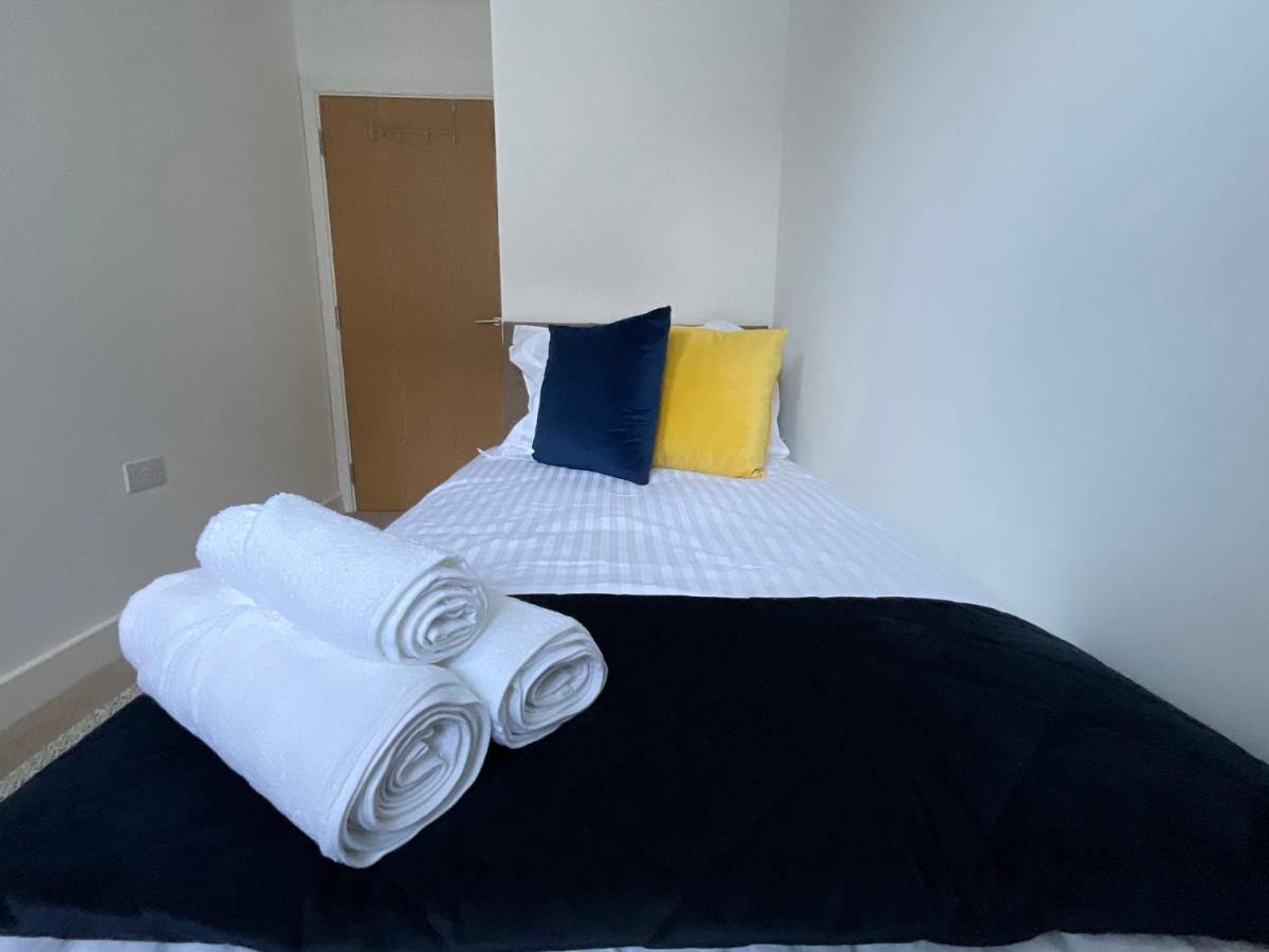 Апартаменты Modern 2 Bed Apt In Egham High Street, With Private Parking And Wifi Экстерьер фото