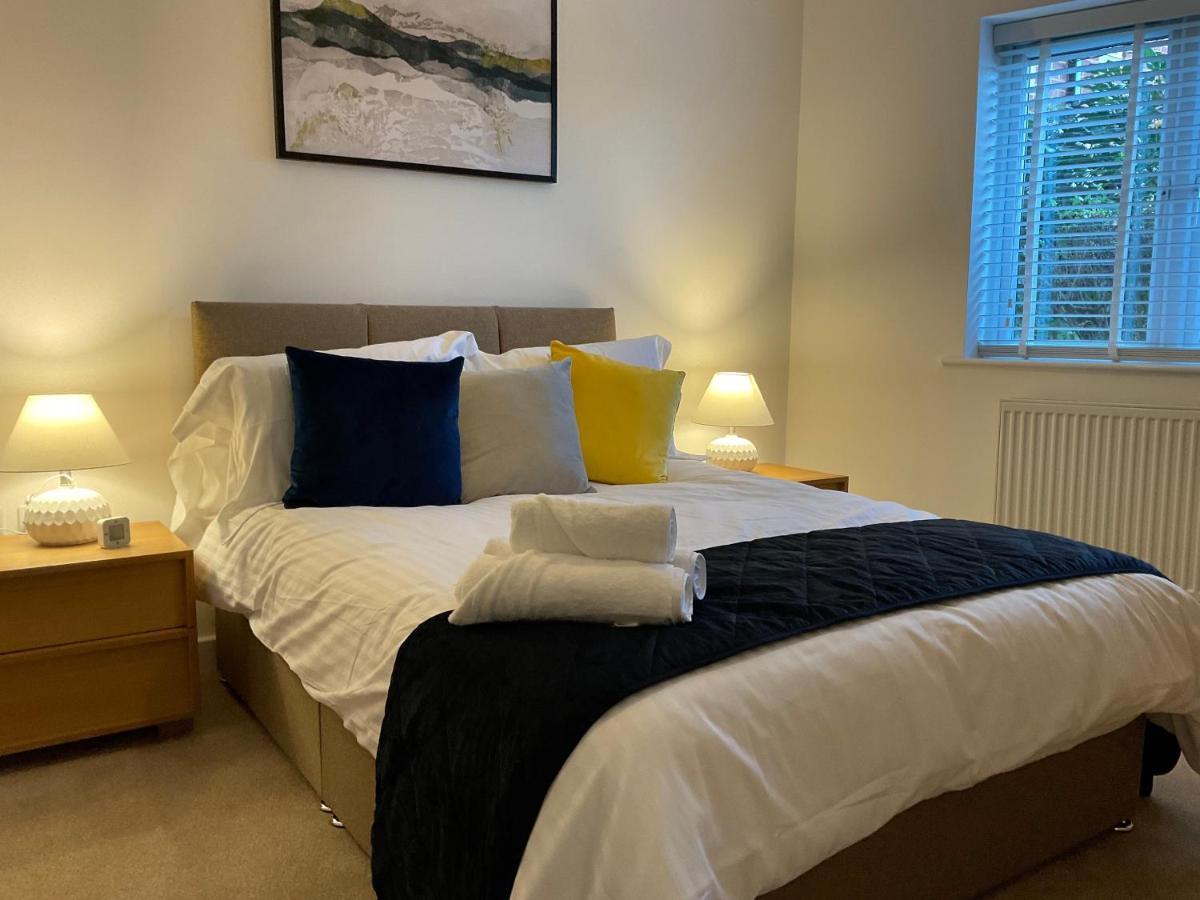 Апартаменты Modern 2 Bed Apt In Egham High Street, With Private Parking And Wifi Экстерьер фото