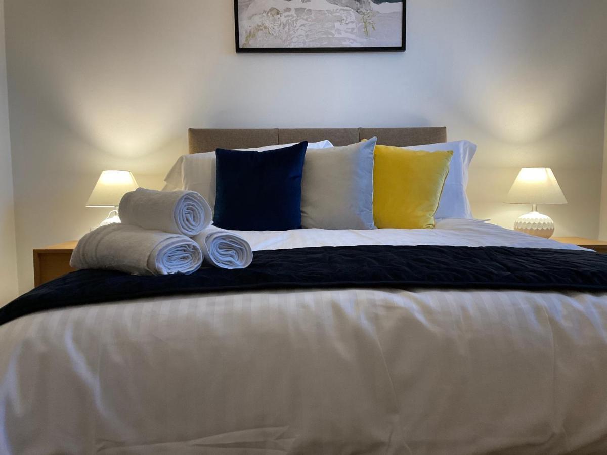 Апартаменты Modern 2 Bed Apt In Egham High Street, With Private Parking And Wifi Экстерьер фото