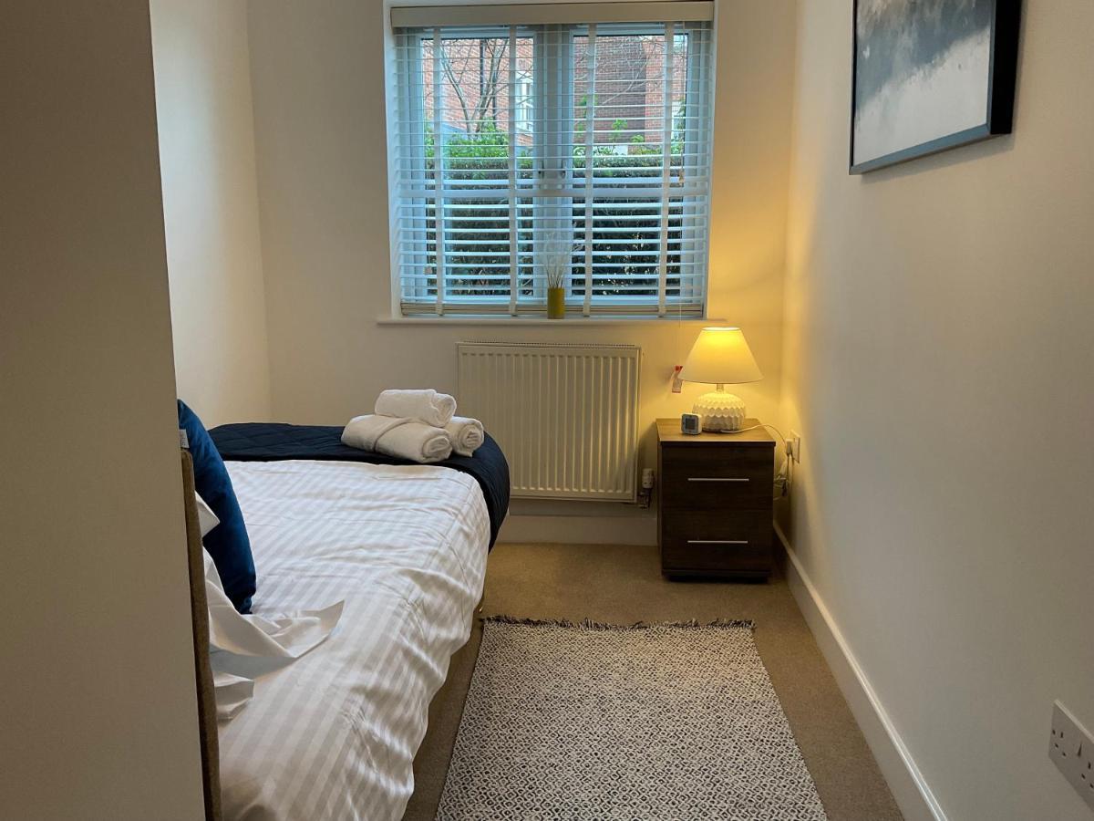 Апартаменты Modern 2 Bed Apt In Egham High Street, With Private Parking And Wifi Экстерьер фото