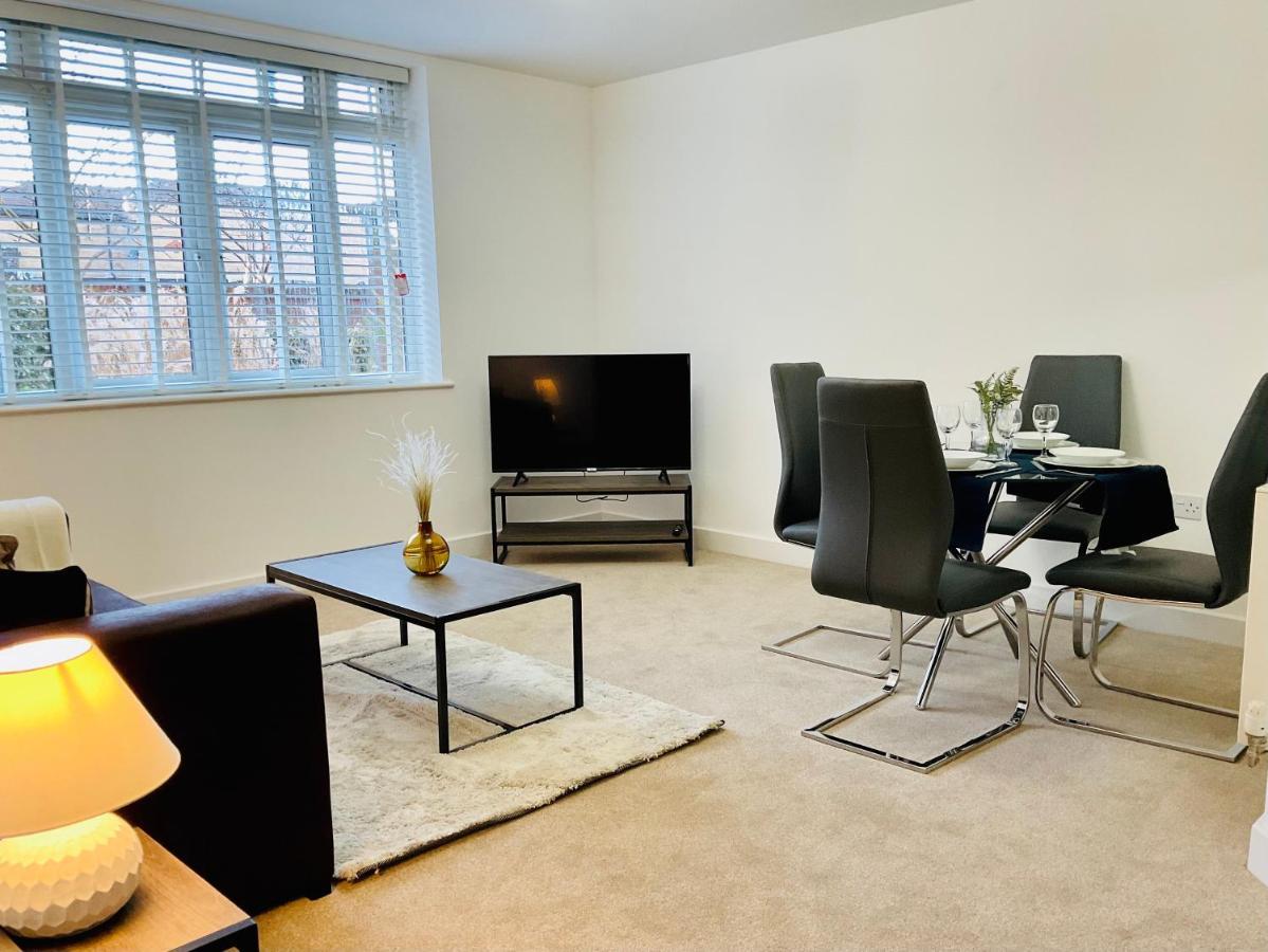 Апартаменты Modern 2 Bed Apt In Egham High Street, With Private Parking And Wifi Экстерьер фото