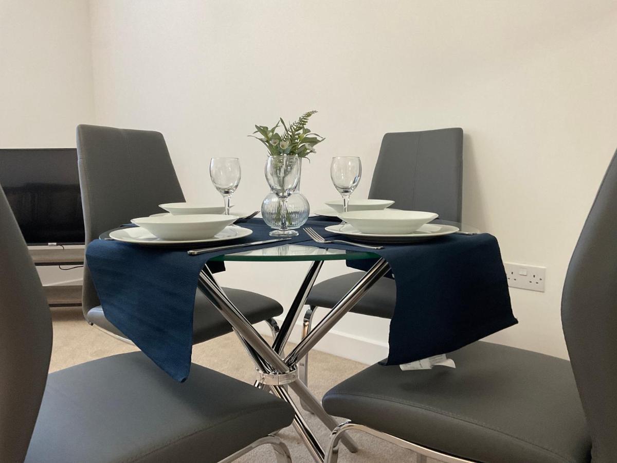 Апартаменты Modern 2 Bed Apt In Egham High Street, With Private Parking And Wifi Экстерьер фото
