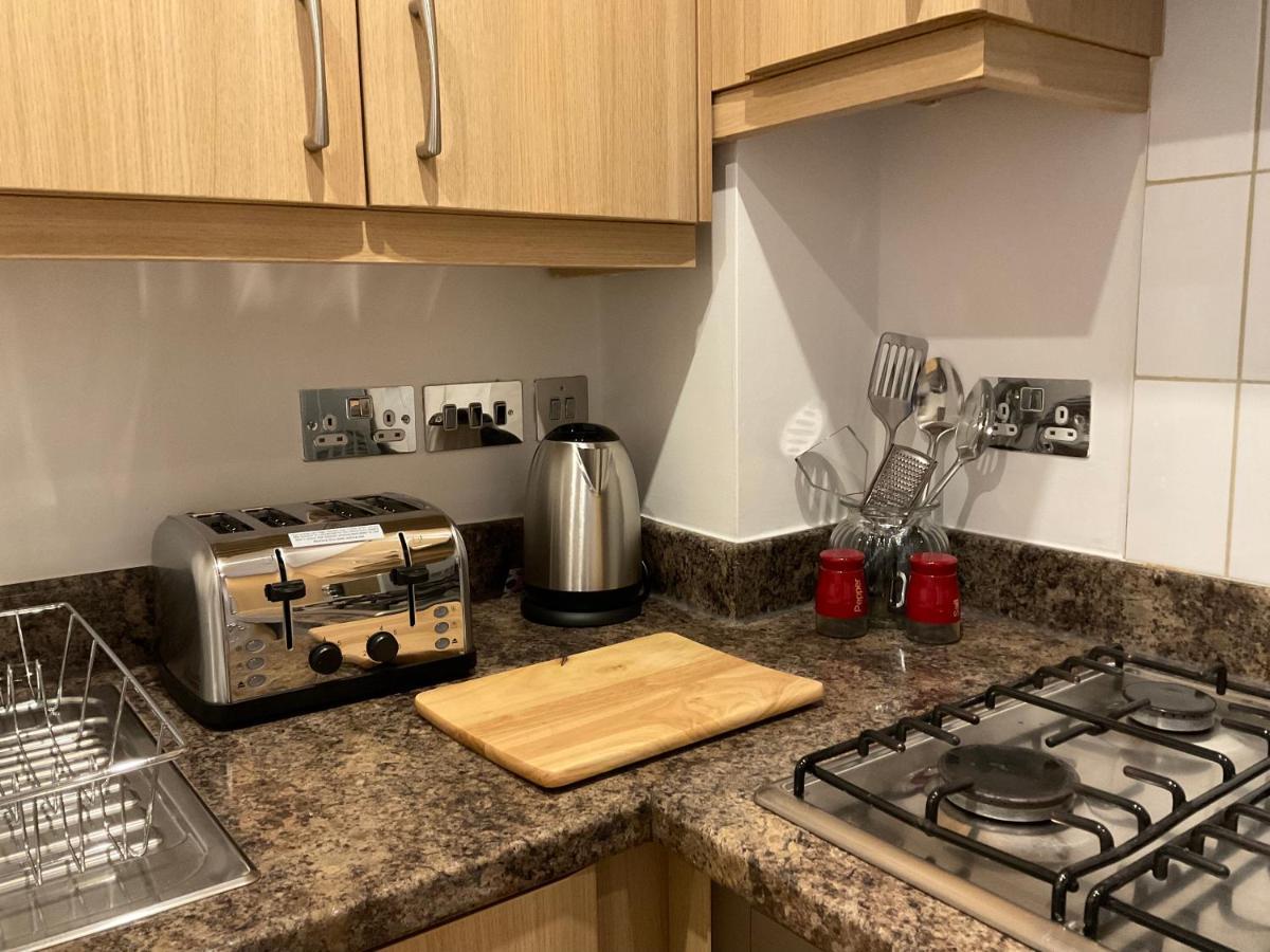 Апартаменты Modern 2 Bed Apt In Egham High Street, With Private Parking And Wifi Экстерьер фото